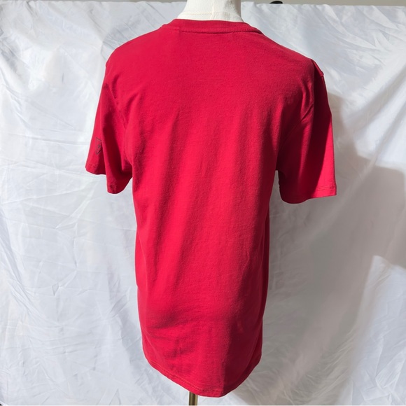 GUESS Los Angeles Men’s Adult Casual Red Embossed Logo T-Shirt – Size M - Picture 2 of 7